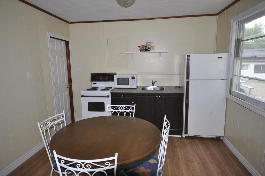 Beachfront At Beach1 Motel Wasaga Beach Room photo
